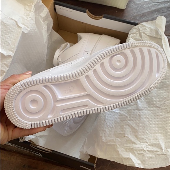 Woman’s Nike Air Force 1 Sage Low Triple White Sz8 - Picture 6 of 7